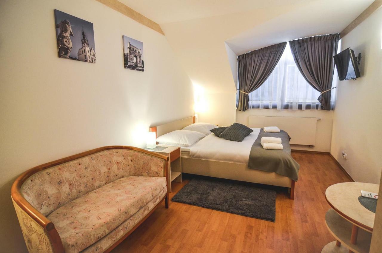 Penzion Pod Radnicí Hustopeče Exterior foto