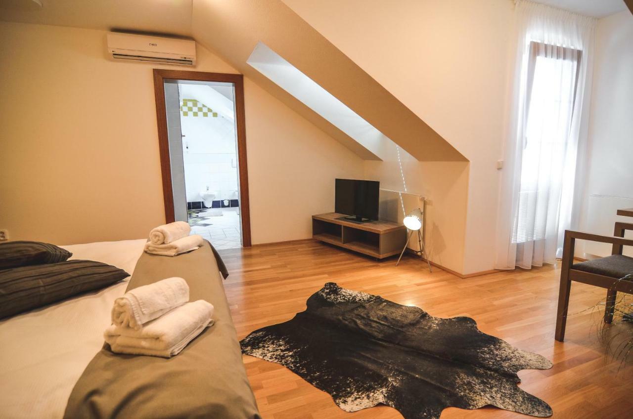 Penzion Pod Radnicí Hustopeče Exterior foto