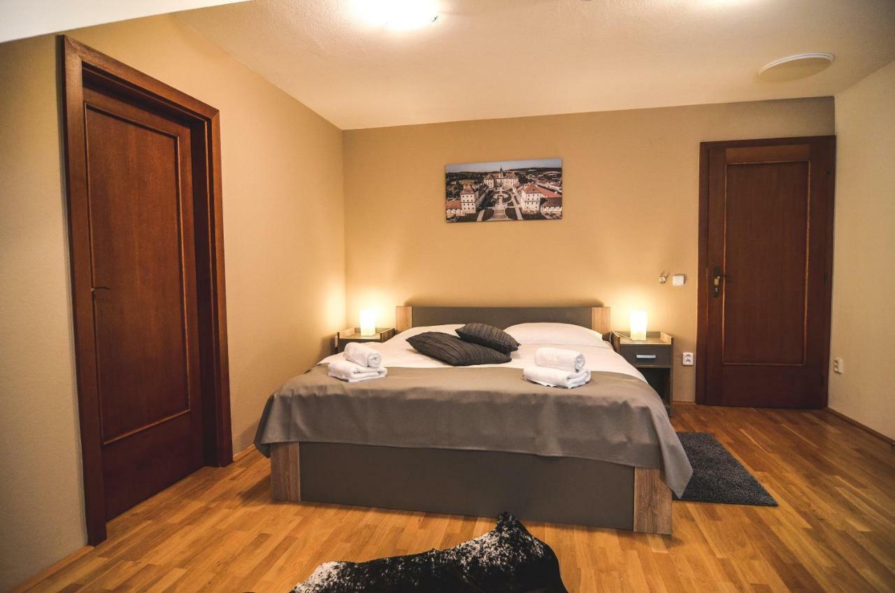 Penzion Pod Radnicí Hustopeče Exterior foto