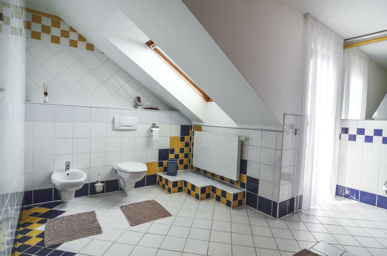 Penzion Pod Radnicí Hustopeče Exterior foto